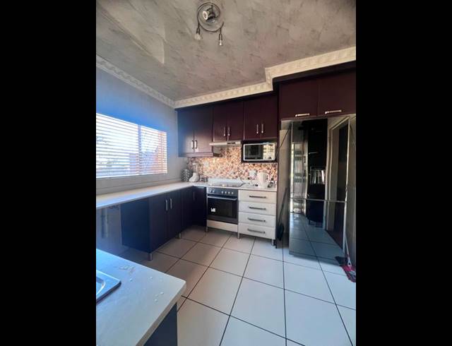 3 BEDROOM HOUSE FOR SALE IN BISLEY